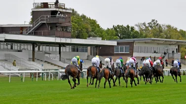 La primera tormenta del año hace inundar este hipódromo en Inglaterra