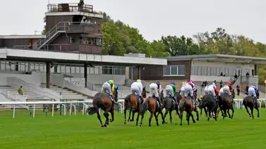 La primera tormenta del año hace inundar este hipódromo en Inglaterra La primera tormenta del año hace inundar este hipódromo en Inglaterra