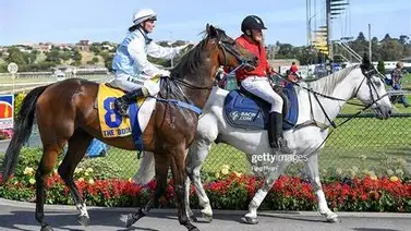 Esta yoqueta es suspendida por comportamiento inapropiado Esta yoqueta es suspendida por comportamiento inapropiado