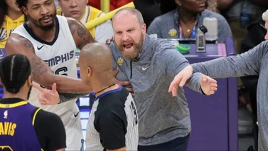 ¿Agresión?: LeBron James se engancha con Jaren Jackson y el entrenador rival enloquece