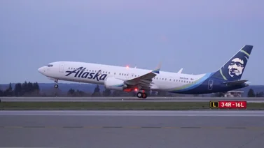 Pasajeros de un avión de Alaska Airlines casi pierden la vida por esta razón  (+Video)