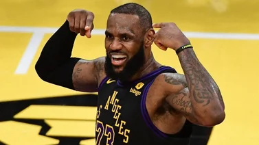 NBA: ¡Modo Stephen Curry! El insólito triple de LeBron James desde el logo (+Video)