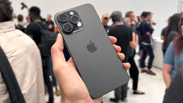 ¡Sorprendente! Así quedó un iPhone que salió volando de un avión a más de 5.000 metros de altura