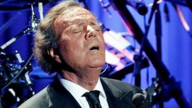 ¡Alerta aeropuerto! Julio Iglesias se cae con los kilos 