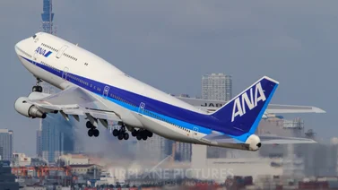 Boeing de All Nippon Airways aterrizó de emergencia por imperfecto en el fuselaje