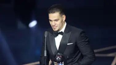 Premios The Best: Ederson vence a Courtois y se lleva la distinción de 'Mejor Entrenador' (+Video) Premios The Best: Ederson vence a Courtois y se lleva la distinción de 'Mejor Entrenador' (+Video)
