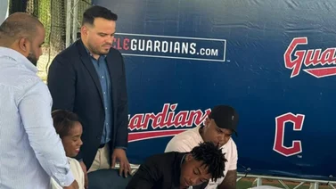 MLB: Joven prospecto dominicano rompe en llanto al firmar contrato con organización de Grandes Ligas (+Video)