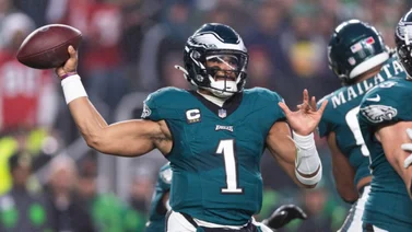 Este pase de Jalen Hurts mantiene a los Eagles en el juego (+Video)
