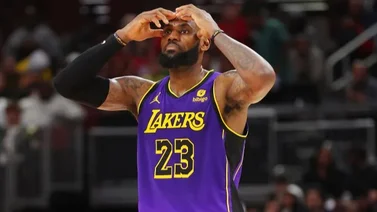 NBA: ¡Lo empuja! Un fanático encara a LeBron James en pleno partido de Los Ángeles Lakers (+Video)