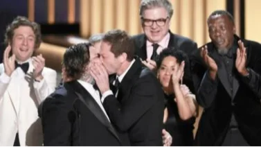 Inesperado beso en los Emmy: El apasionado momento de los actores de "The Bear"