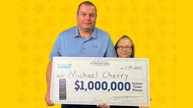 Ganó $1 millón de dólares en la lotería y perdió más de la mitad antes de poder cobrar el premio