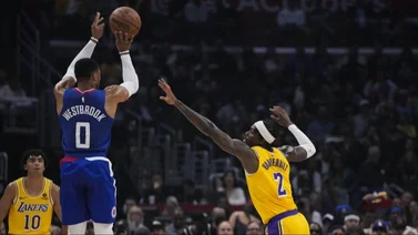 NBA: ¡Está loco! Así fue el insólito triple de Russell Westbrook sin zapatos (+Video)