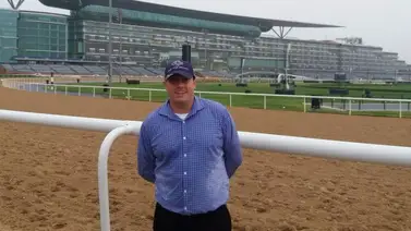 Conoce al entrenador de purasangres que este viernes defiende su invicto en Dubái Conoce al entrenador de purasangres que este viernes defiende su invicto en Dubái