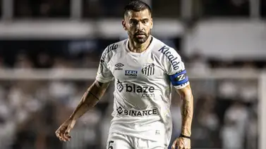 Tomás Rincón y su nuevo dorsal con el Santos Tomás Rincón y su nuevo dorsal con el Santos