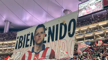 "Chicharito" Hernández es presentado como nuevo jugador de Chivas de Guadalajara ante una multitud "Chicharito" Hernández es presentado como nuevo jugador de Chivas de Guadalajara ante una multitud