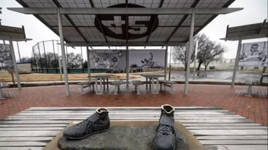¡Aterrador! Hallan restos de la estatua de Jakie Robinson robada en parque de Kansas