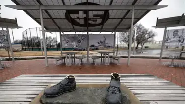 ¡Aterrador! Hallan restos de la estatua de Jakie Robinson robada en parque de Kansas ¡Aterrador! Hallan restos de la estatua de Jakie Robinson robada en parque de Kansas