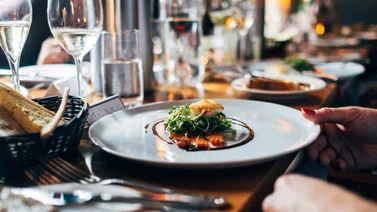 ¿Ola de cierres? Este es el pronóstico económico para el sector restaurantes durante 2024