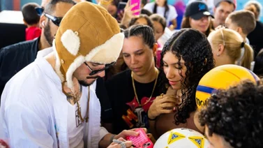 Bad Bunny entrega regalos en su barrio de Puerto Rico