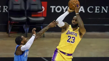NBA: ¡A un pie! LeBron James anotó un espectacular triple ante Houston Rockets (+Video)