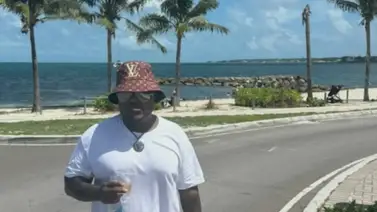 Rapero se dispara accidentalmente durante una entrevista (+Video) Rapero se dispara accidentalmente durante una entrevista (+Video)