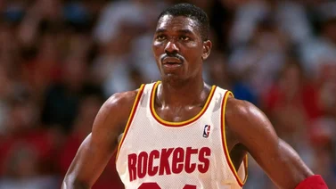 ¡Camino a la NBA! Así juega el hijo de la leyenda Hakeem Olajuwon (+Video)