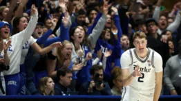 ¿El nuevo LeBron James? Cooper Flagg ilusiona con histórica actuación en la NCAA