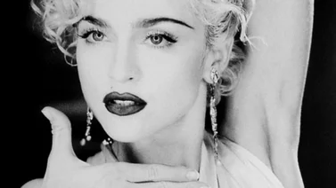 Así se ve Madonna luciendo a los 66 años minivestido traslúcido 