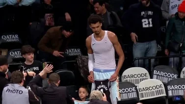 NBA: ¡Polémico! Fue subastada camiseta que Víctor Wembanyama le regaló a un niño