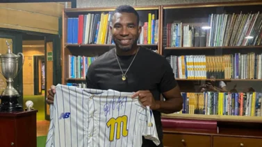 LVBP: Endy Chávez visita el Museo del Beisbol Venezolano y realiza esta legendaria donación (+Video)