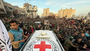 Hamas entrega a la Cruz Roja a las tres rehenes israelíes tras alto el fuego