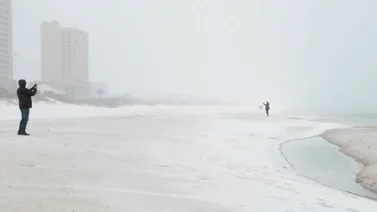 Tormenta invernal cubre de nieve las playas de Florida