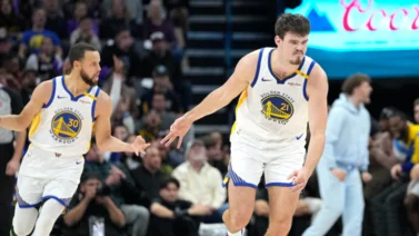 NBA: ¡Líder dentro y fuera de la cancha! Mira el increíble gesto de Stephen Curry con uno de sus compañeros