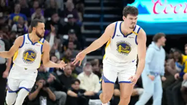 NBA: ¡Líder dentro y fuera de la cancha! Mira el increíble gesto de Stephen Curry con uno de sus compañeros NBA: ¡Líder dentro y fuera de la cancha! Mira el increíble gesto de Stephen Curry con uno de sus compañeros