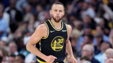 NBA: Stephen Curry supera a leyenda de Golden State Warrios con este nuevo hito