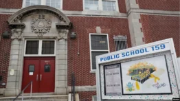 Escuelas de Nueva York proponen prohibir el uso de celulares durante el horario escolar