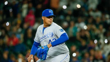 MLB: Kansas City contrata a un lanzador que perjudica el rol de Carlos Hernández (+Detalles)