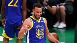 Stephen Curry sigue en la cima de camisetas vendidas