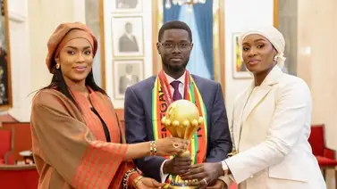 El presidente de Senegal celebra la Copa Africana junto a sus dos esposas El presidente de Senegal celebra la Copa Africana junto a sus dos esposas