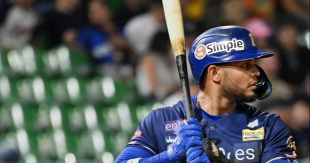 Ángel Reyes Hits Mammoth Home Run, Electrifying Magallanes Fans
