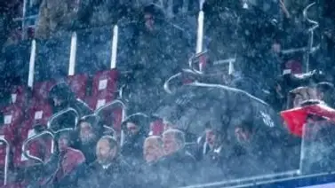 La imagen del día: Joan Laporta bajo un aguacero en un Camp Nou en obras La imagen del día: Joan Laporta bajo un aguacero en un Camp Nou en obras