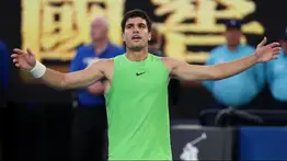 Alcaraz contra la lógica y el dolor: Gesta heroica en Melbourne para citarse con la historia