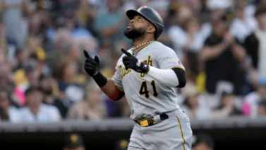MLB: Dominicano Carlos Santana firmó por este equipo contendiente en Liga Americana