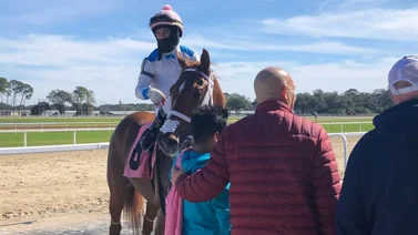 Samy Camacho gana dos y es el primer jockey criollo en llegar a esta cifra de triunfos en el 2024 en Estados Unidos