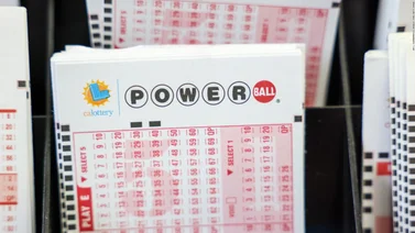 Compró un boleto de Powerball porque tenía un mal día y terminó ganando la lotería