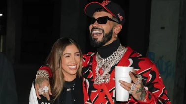 ‘Chuleo’ a la vista: Captan a la novia de Anuel AA sacándole “la pata del barro” al cantante