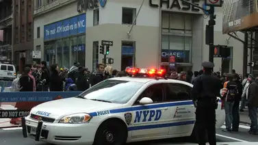 Migrantes que golpearon a policías de Nueva York ahora se las tendrán que ver con la justicia Migrantes que golpearon a policías de Nueva York ahora se las tendrán que ver con la justicia