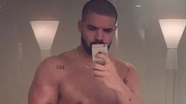 ¡Uy papá! Drake rompe el silencio tras video autocomplaciéndose frente a un espejo (+Declaraciones)