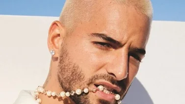 No lo vas a creer: así se ve Maluma al desnudo en una bañera y forrado en dólares 