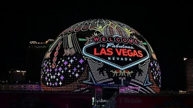 ¡Escándalo! Hombre escala esfera de Las Vegas y estas serían las razones